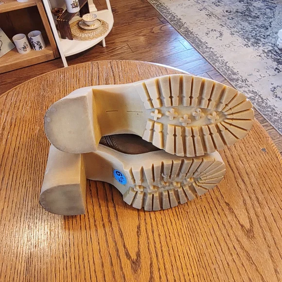 Dolce Vita Platform Tan Ankle Boots - Picture 7 of 7